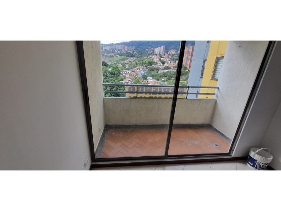 Apartamento en arriendo en Los Colores, Medellín · foto 2 de 15