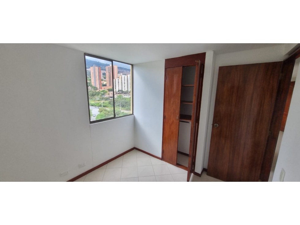 Apartamento en arriendo en Los Colores, Medellín · foto 3 de 15