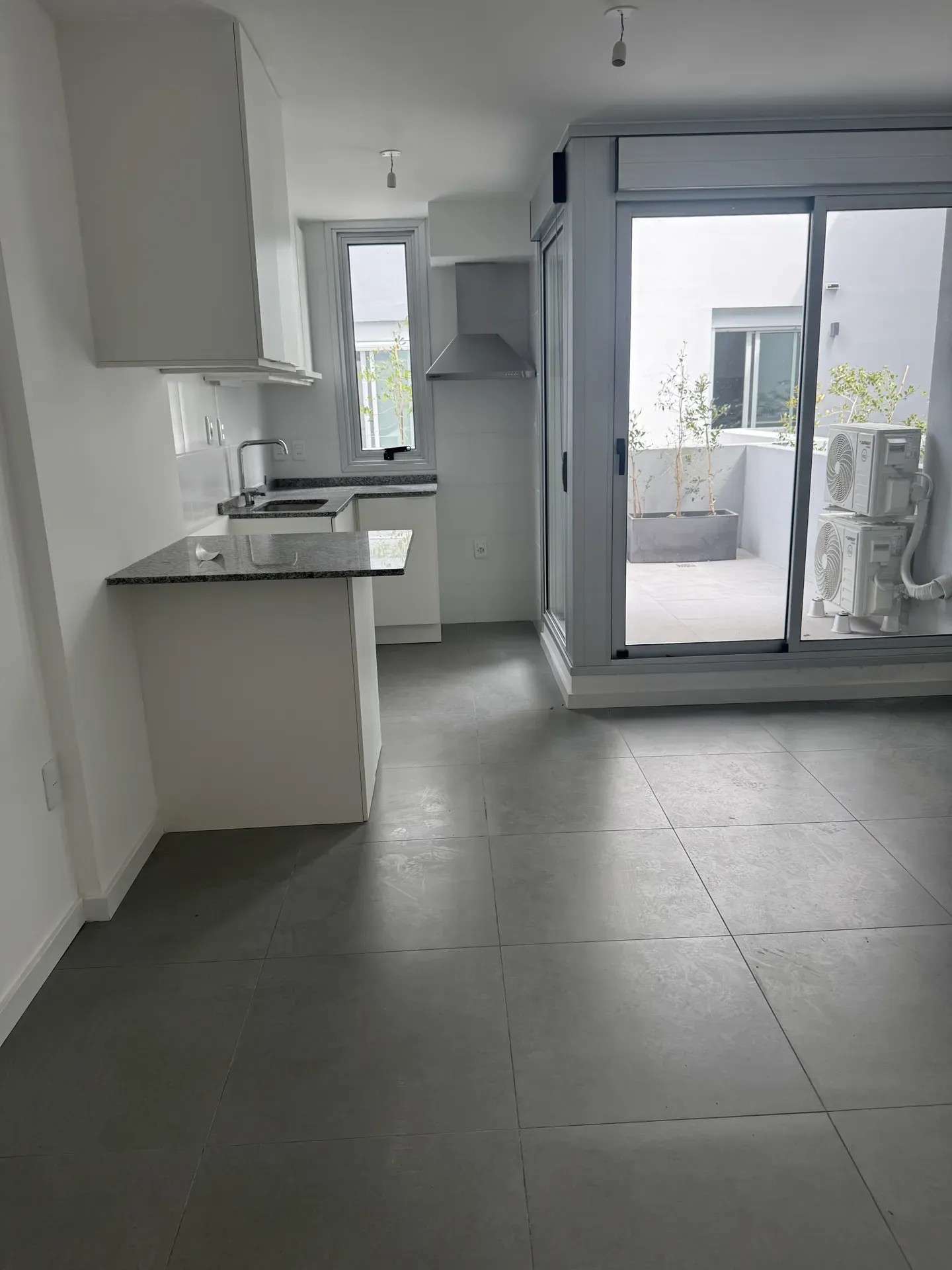 APARTAMENTO EN ALQUILER, 1 DORMITORIO A ESTRENAR, CON PATIO Y GARAJE EN LA BLANQUEADA. · Foto 1