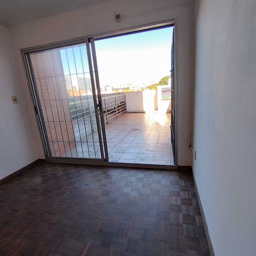ALQUILER EN POCITOS, MONO AMBIENTE EN PISO 1 AL CONTRA FRENTE, TERRAZA AMPLIA, PORTERIA 24HS · Foto 1