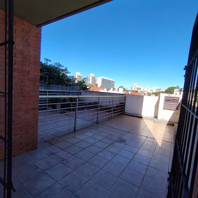 ALQUILER EN POCITOS, MONO AMBIENTE EN PISO 1 AL CONTRA FRENTE, TERRAZA AMPLIA, PORTERIA 24HS · Foto 5