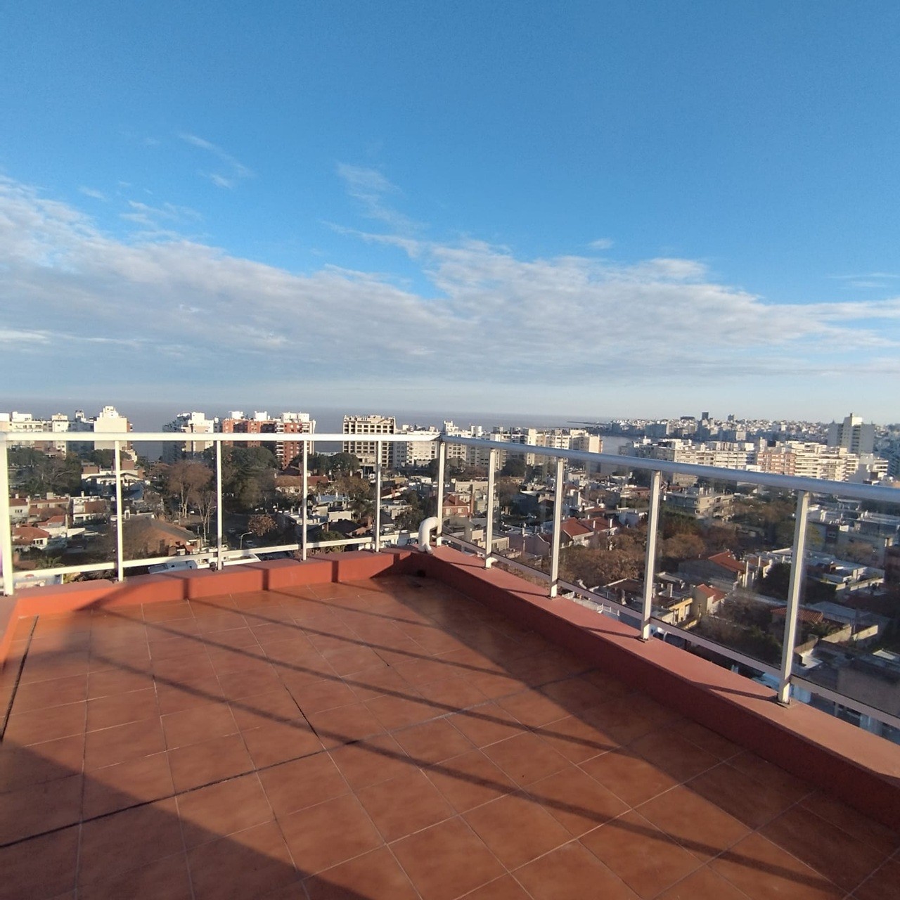 ALQUILER EN POCITOS, MONO AMBIENTE EN PISO 1 AL CONTRA FRENTE, TERRAZA AMPLIA, PORTERIA 24HS · Foto 12