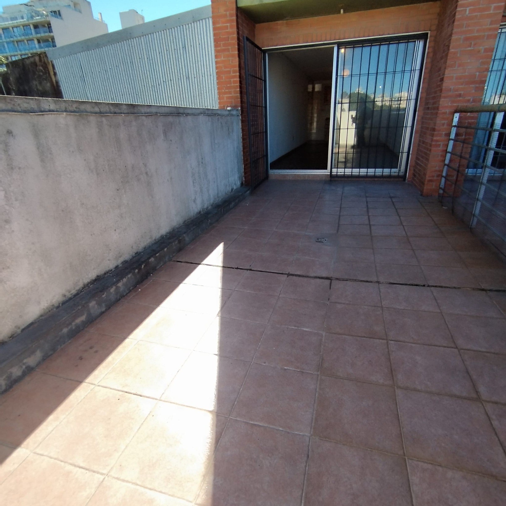 ALQUILER EN POCITOS, MONO AMBIENTE EN PISO 1 AL CONTRA FRENTE, TERRAZA AMPLIA, PORTERIA 24HS · Foto 3
