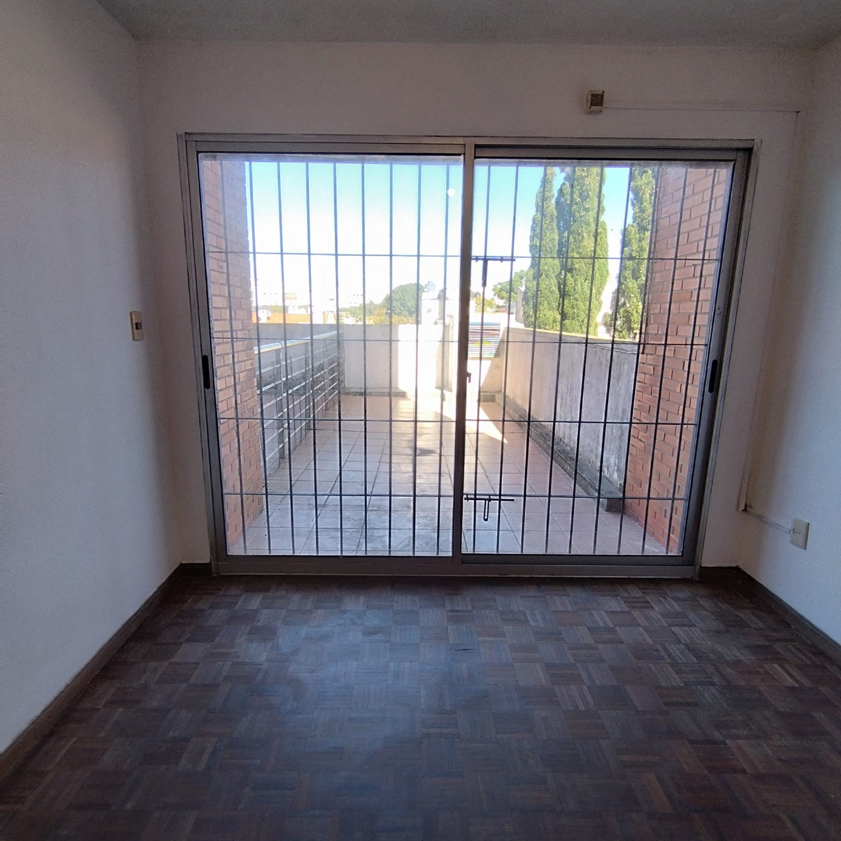 ALQUILER EN POCITOS, MONO AMBIENTE EN PISO 1 AL CONTRA FRENTE, TERRAZA AMPLIA, PORTERIA 24HS · Foto 6
