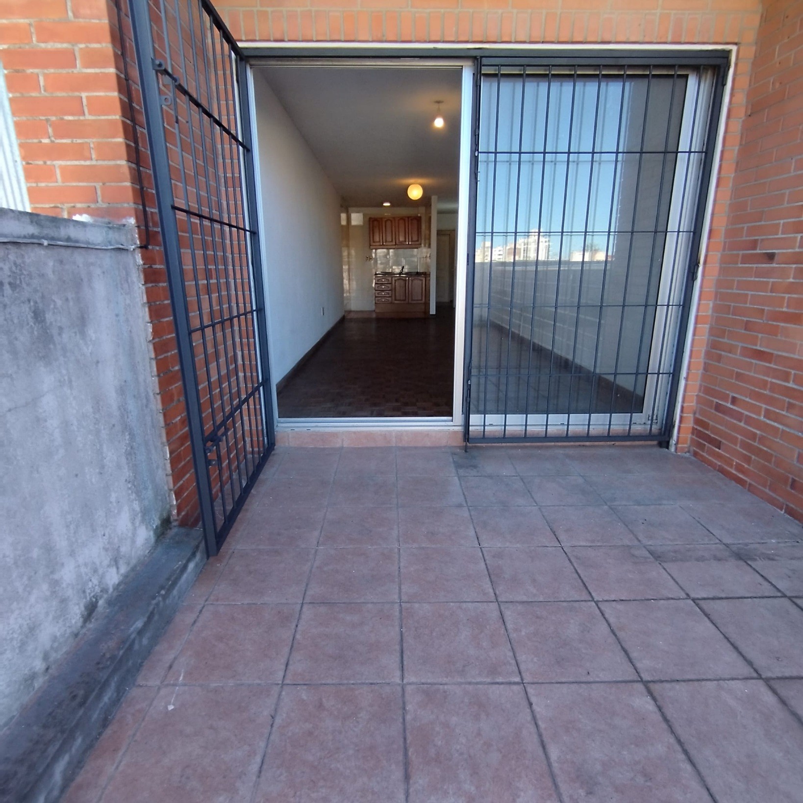 ALQUILER EN POCITOS, MONO AMBIENTE EN PISO 1 AL CONTRA FRENTE, TERRAZA AMPLIA, PORTERIA 24HS · Foto 4