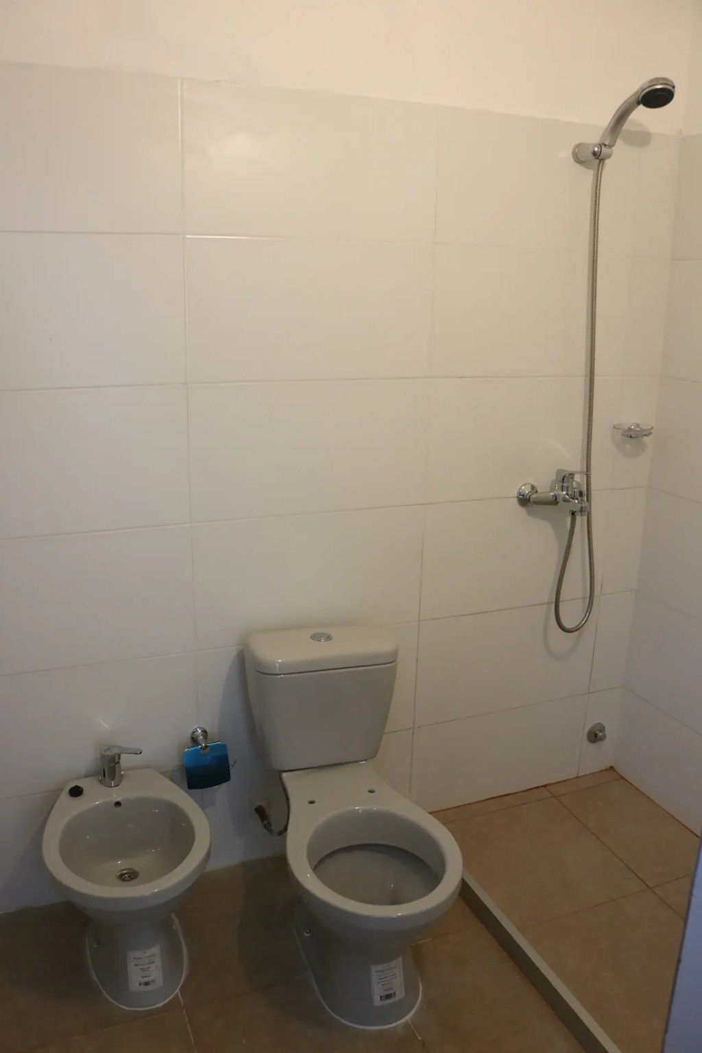 ALQUILER EN TRES CRUCES, 1 DORMITORIO Y ALTILLO, PLANTA BAJA AL CONTRA FRENTE, AZOTEA PARRILLERO, Y GASTOS BAJOS · Foto 6