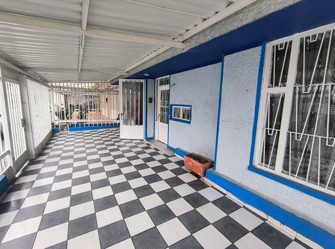 Casa de 5 alcobas en venta en Normandia, Bogotá, 273 m² · foto 2 de 22