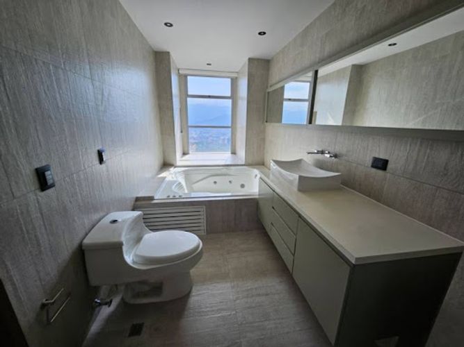 Apartamento de 3 alcobas en arriendo en Los Balsos, Medellín, 210 m² · foto 22 de 24