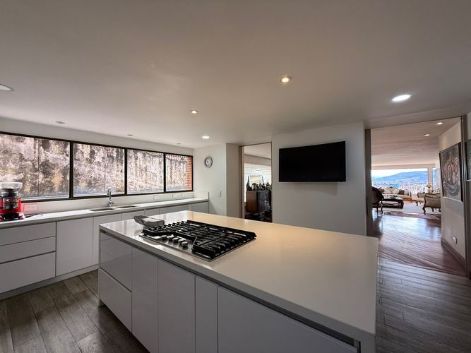 Apartamento de 3 alcobas en venta en El Refugio, Bogotá, 480 m² · foto 2 de 24