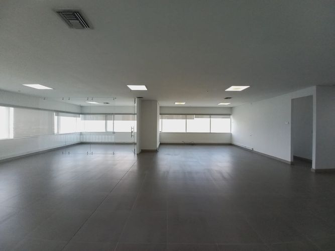 Oficina en arriendo en El Poblado, Medellín, 130 m² · foto 2 de 9