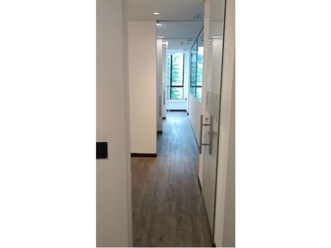Oficina en arriendo en El Poblado, Medellín, 203 m² · foto 2 de 16