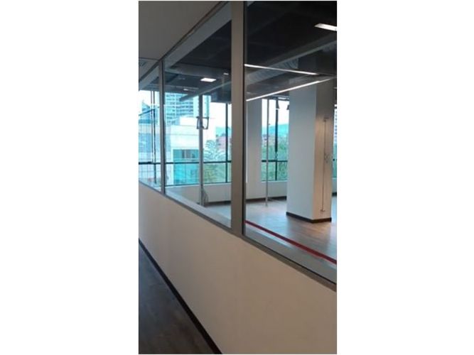 Oficina en arriendo en El Poblado, Medellín, 203 m² · foto 3 de 16