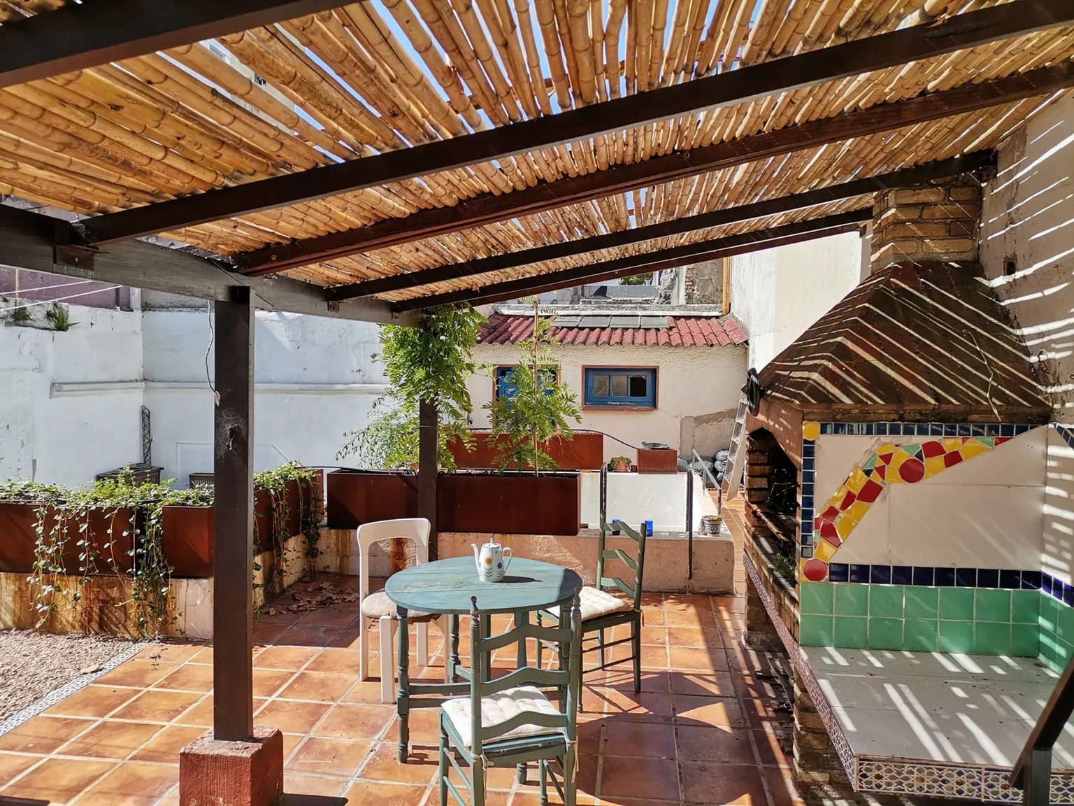 ALQUILER EN BARRIO SUR/ CENTRO, DE 1 DORMITORIO, POR ESCALERA, ESTUFA A LEÑA, PATIO CON PARRILLERO Y SIN GASTOS COMUNES