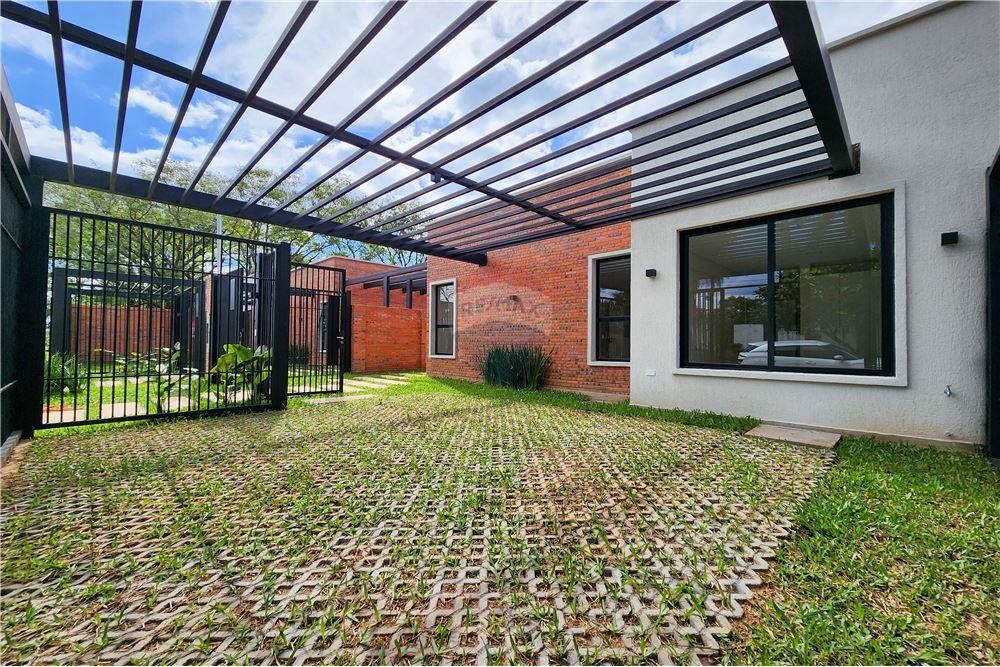 VENDO ESPECTACULAR CASA EN EL EXCLUSIVO BARRIO VILLA DELFINA DE SAN BERNARDINO. Ubicada en una de las zonas más privilegiadas, a minutos del centro urbano, del Lago Ypacaraí y a menos de 400m de la Avda. Guillermo Naumann, esta propiedad ofrece tranquilid — foto 2