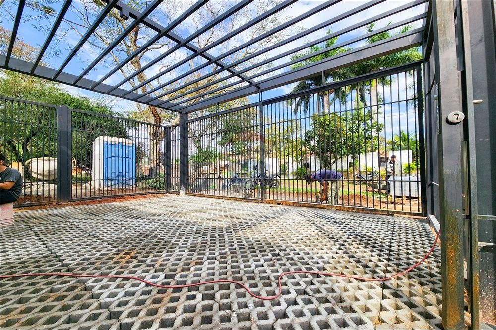 VENDO ESPECTACULAR CASA EN EL EXCLUSIVO BARRIO VILLA DELFINA DE SAN BERNARDINO. Ubicada en una de las zonas más privilegiadas, a minutos del centro urbano, del Lago Ypacaraí y a menos de 400m de la Avda. Guillermo Naumann, esta propiedad ofrece tranquilid — foto 3