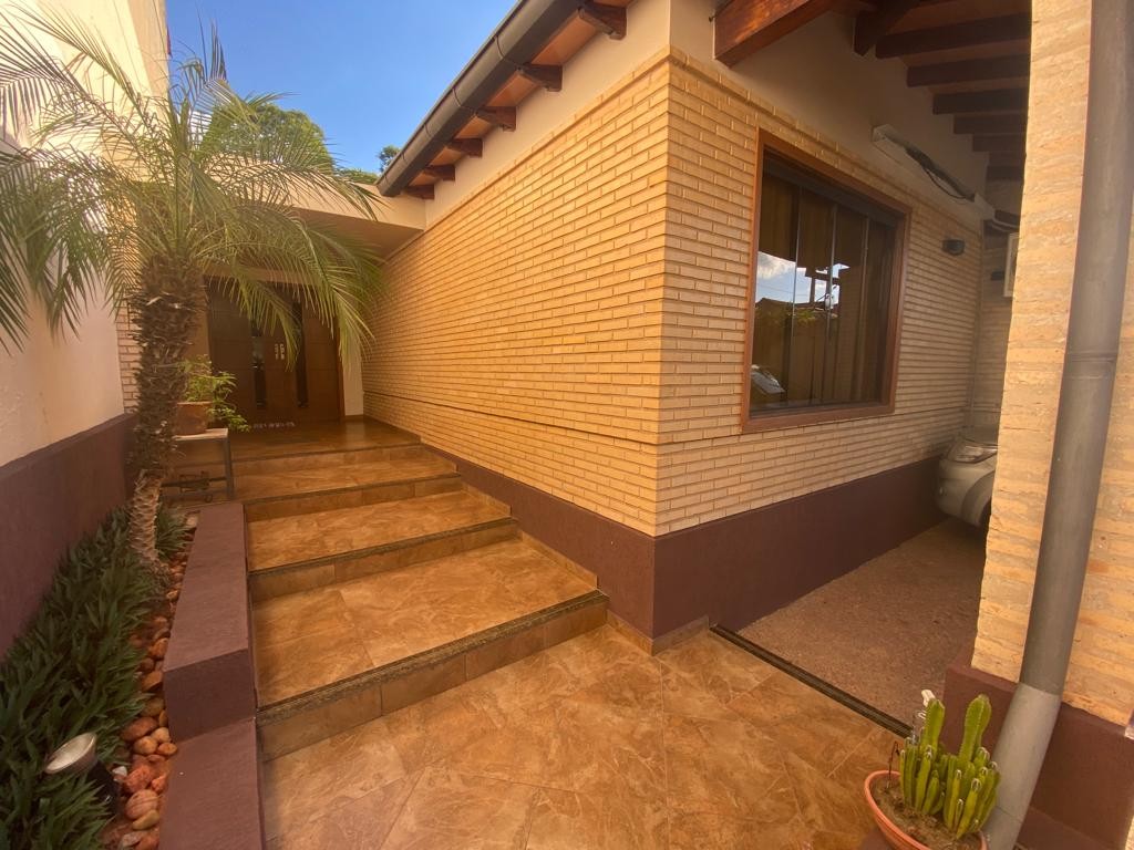 EN VENTA  CASA TODO EN PLANTA BAJA EN EL BARRIO MBURICAO