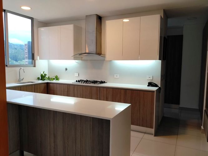 Apartamento de 3 alcobas en arriendo en El Poblado, Medellín, 259 m² · foto 6 de 19