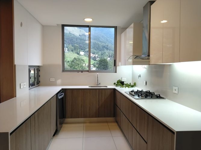 Apartamento de 3 alcobas en arriendo en El Poblado, Medellín, 259 m² · foto 5 de 19