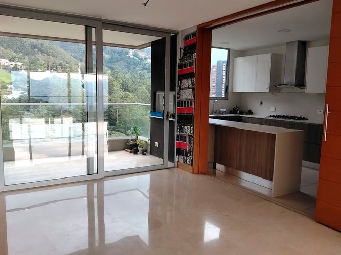 Apartamento de 3 alcobas en arriendo en El Poblado, Medellín, 259 m² · foto 3 de 19