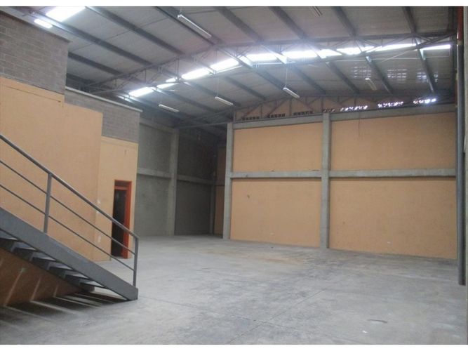 Bodega en arriendo en El Guayabo, Itagüí, 430 m² · foto 2 de 8