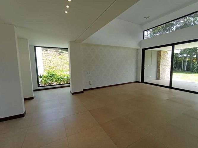 Casa de 4 alcobas en venta en Guamito, La Ceja, 450 m² · foto 3 de 24