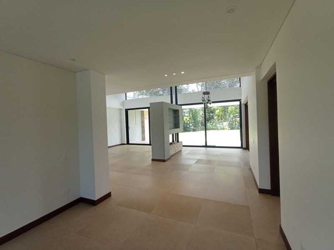Casa de 4 alcobas en venta en Guamito, La Ceja, 450 m² · foto 4 de 24