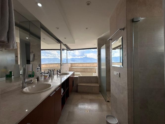 Apartamento de 3 alcobas en arriendo en El Poblado, Medellín, 450 m² · foto 17 de 20