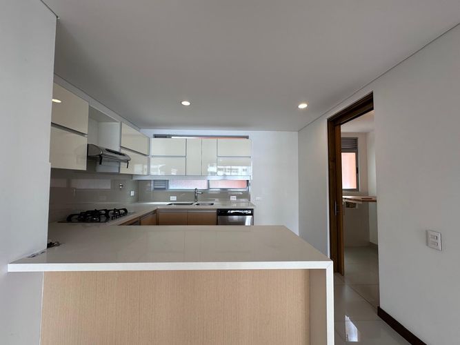 Apartamento de 2 alcobas en arriendo en El Poblado, Medellín, 114 m² · foto 8 de 17
