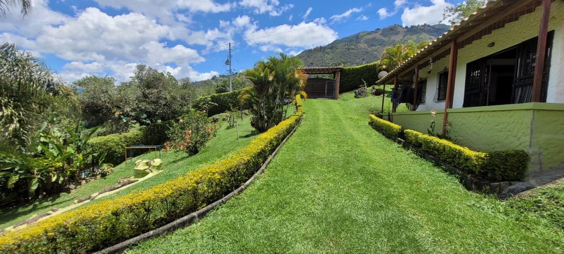 Finca en venta en Zarzal Curzao, Copacabana, 6470 m² · foto 2 de 15
