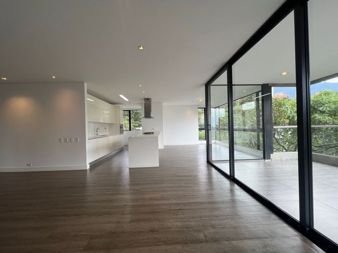 Apartamento de 3 alcobas en arriendo en El Poblado, Medellín, 240 m² · foto 3 de 20