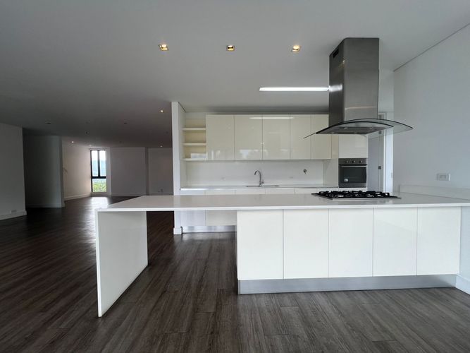 Apartamento de 3 alcobas en arriendo en El Poblado, Medellín, 240 m² · foto 5 de 20