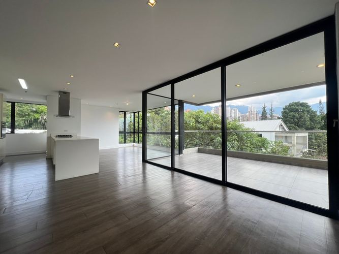Apartamento de 3 alcobas en arriendo en El Poblado, Medellín, 240 m² · foto 2 de 20