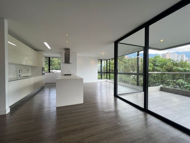 Apartamento de 3 alcobas en arriendo en El Poblado, Medellín, 240 m² · foto 4 de 20
