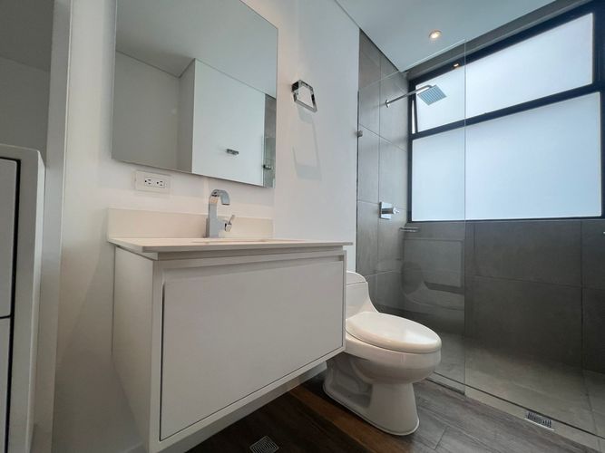 Apartamento de 3 alcobas en arriendo en El Poblado, Medellín, 240 m² · foto 19 de 20
