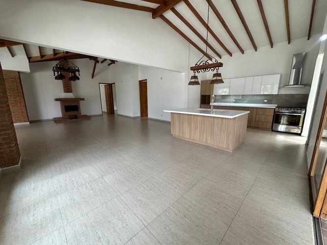 Casa de 3 alcobas en arriendo en Las Antillas, Envigado, 320 m² · foto 2 de 24
