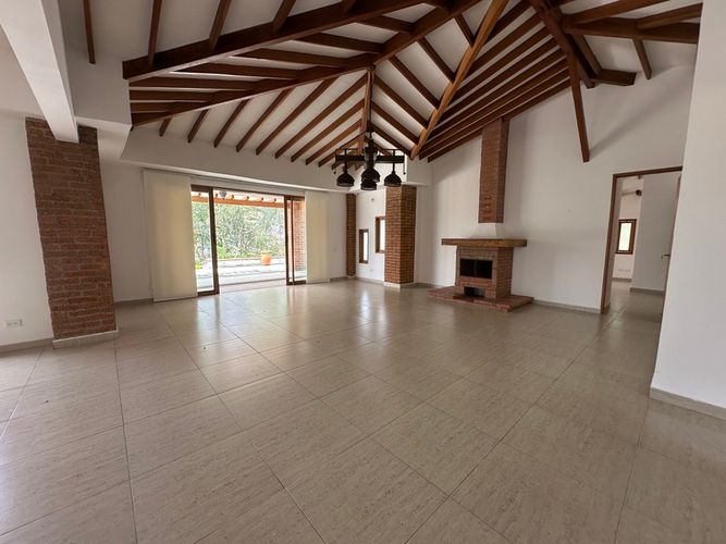 Casa de 3 alcobas en arriendo en Las Antillas, Envigado, 320 m² · foto 3 de 24