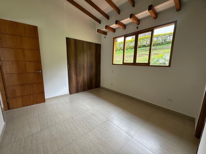 Casa de 3 alcobas en arriendo en Las Antillas, Envigado, 320 m² · foto 10 de 24