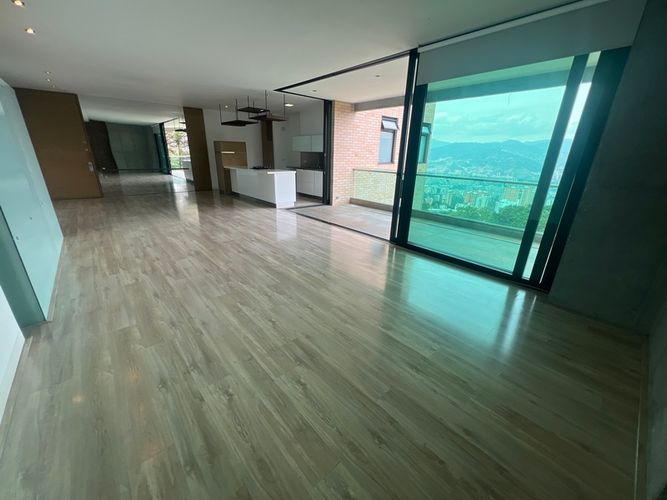 Apartamento de 3 alcobas en arriendo en Los Balsos, Medellín, 195 m² · foto 3 de 19