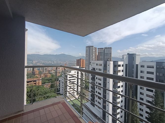 Apartamento de 2 alcobas en arriendo en El Poblado, Medellín, 105 m² · foto 2 de 17