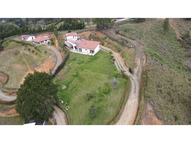 Finca en venta en Romeral, Guarne, 280 m² · foto 2 de 24
