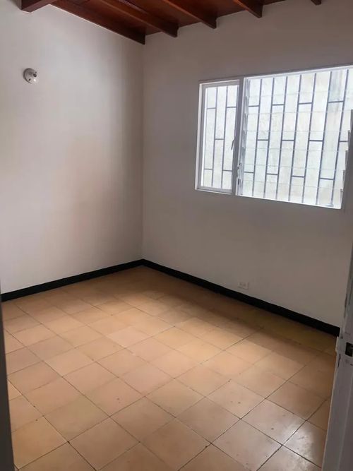 Casa de 6 alcobas en venta en Lorena, Medellín, 207 m² · foto 2 de 19