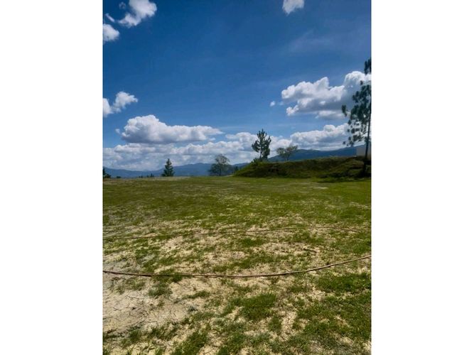 Lote en venta en Niquia, Bello, 2524 m² · foto 2 de 9
