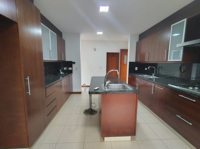 Casa de 3 alcobas en arriendo en El Poblado, Medellín, 334 m² · foto 5 de 17