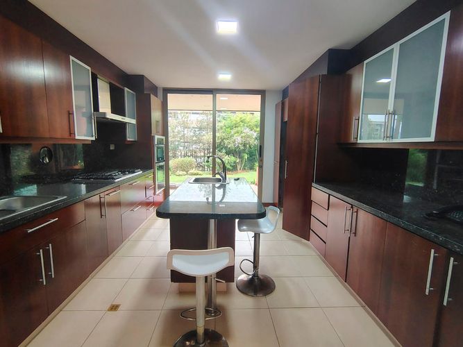 Casa de 3 alcobas en arriendo en El Poblado, Medellín, 334 m² · foto 8 de 17