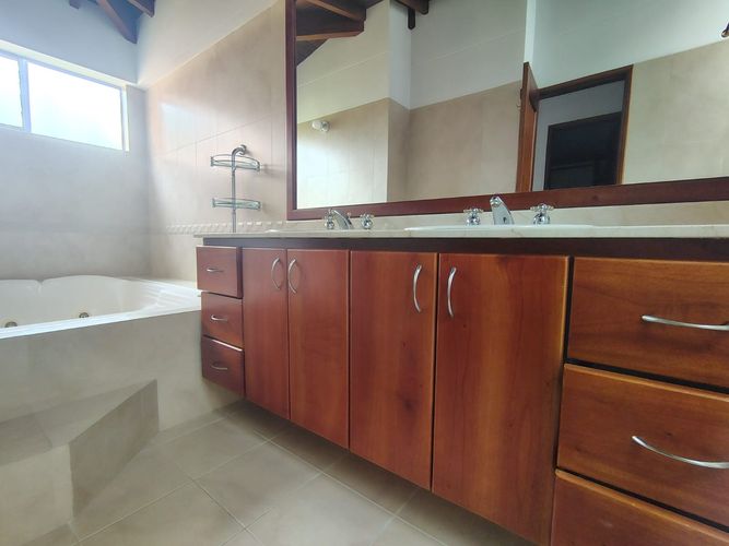 Casa de 3 alcobas en arriendo en El Poblado, Medellín, 334 m² · foto 17 de 17
