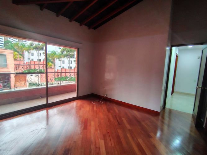 Casa de 3 alcobas en arriendo en El Poblado, Medellín, 334 m² · foto 10 de 17