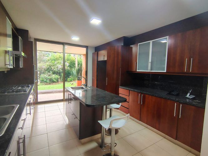 Casa de 3 alcobas en arriendo en El Poblado, Medellín, 334 m² · foto 6 de 17
