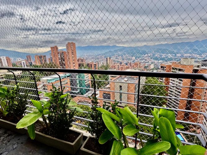 Apartamento de 3 alcobas en venta en El Poblado, Medellín, 219 m² · foto 2 de 10