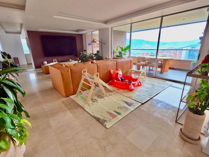 Apartamento de 3 alcobas en venta en El Poblado, Medellín, 219 m² · foto 3 de 10