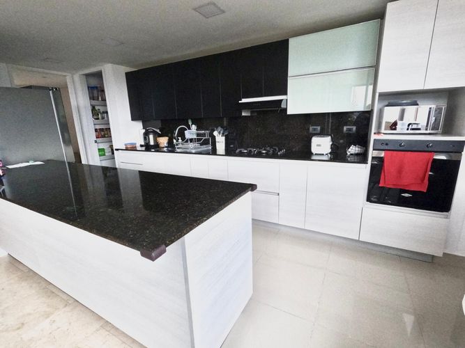 Apartamento de 3 alcobas en venta en El Poblado, Medellín, 219 m² · foto 9 de 10
